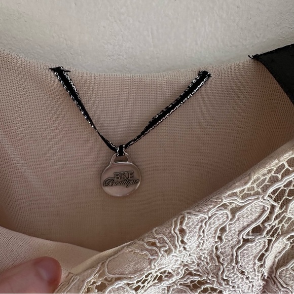 BKE Boutique Lace Sequin Camisole Tank Top Beige Small - Picture 4 of 4